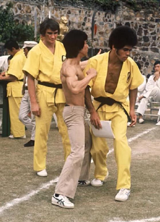 Bruce Lee c Jim Kelly on the set of Enter the Dragon