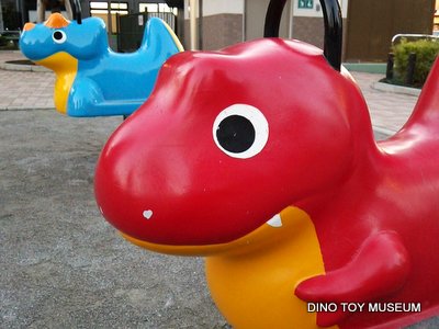 入谷南公園の２台の恐竜スプリング遊具