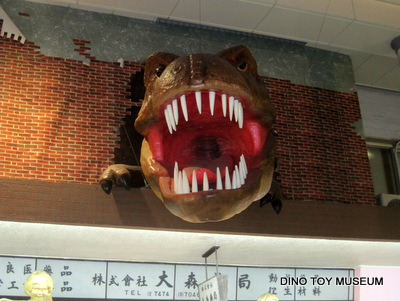 岡山の表町商店街の恐竜フィギュア