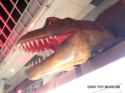 岡山の表町商店街の恐竜フィギュア