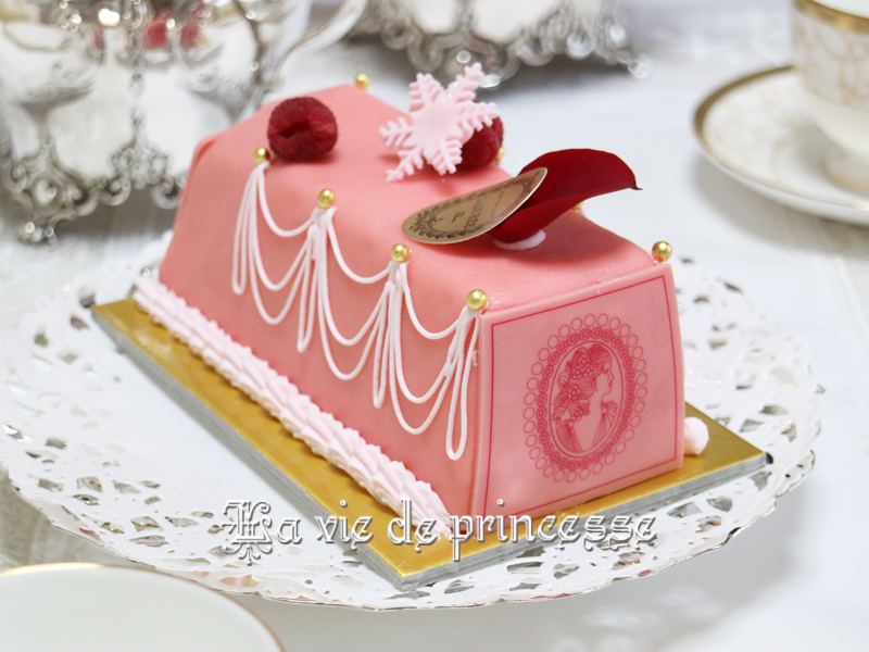 Laduree ラデュレのクリスマスケーキでティータイム ビッシュ マリー アントワネット ローズ フランボワーズ La Vie De Princesse