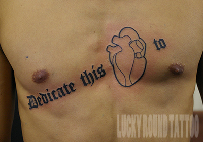 心臓とオールドイングリッシュの文字のタトゥー Lucky Round Tattoo