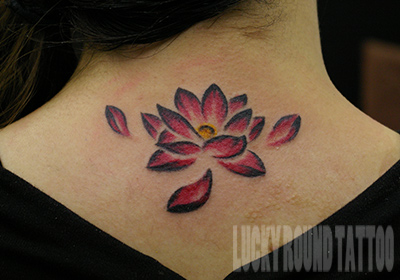 絵画タッチの蓮の花のタトゥー Lucky Round Tattoo