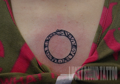 ウロボロスのタトゥー Lucky Round Tattoo
