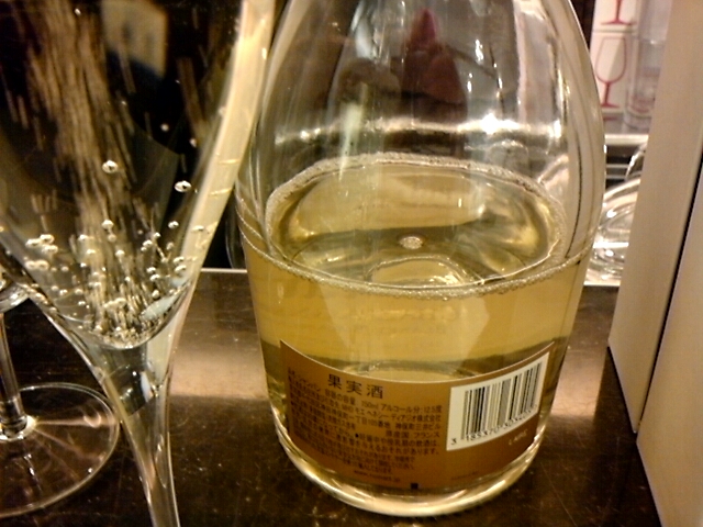 世界最古のシャンパーニュ・メゾン。透明ボトルのクリアな味わい 