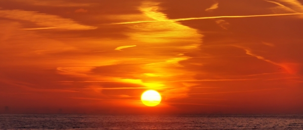 Dawn_over_Oostende_cloud.jpg